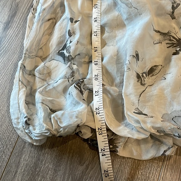 Delicate lined over the head blouse with lace sleeves and bubble hem. - Picture 7 of 11